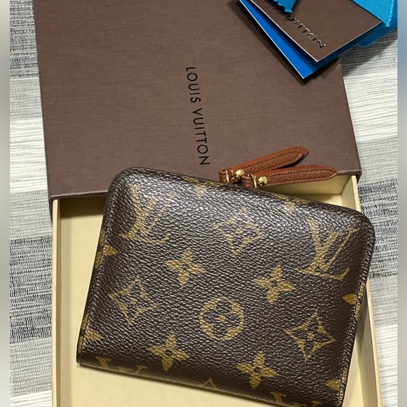 ♥️LV PRISTINE COMPACT WALLET EUC - Picture 3 of 16